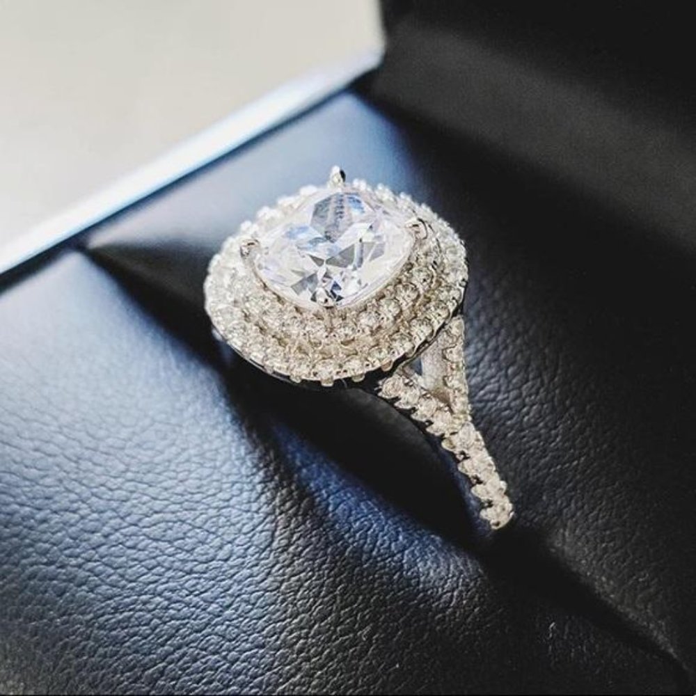 NEW 18k White Gold Diamond Halo Wedding Ring - Picture 2 of 2